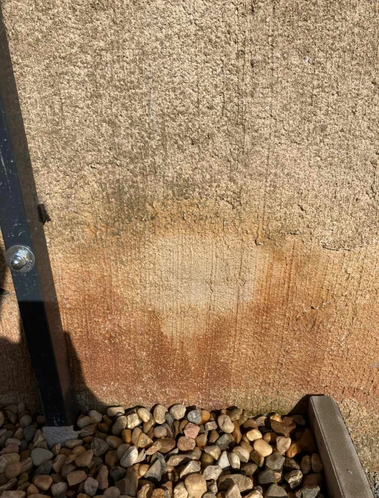Behandelte Wandfläche nach der Anwendung von Power Beton plus Rost EX